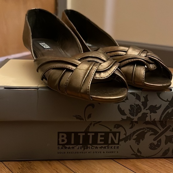 Bitten by Sarah Jessica Parker metallic braided peep toe shoe sz 7.5 with box - Picture 5 of 6